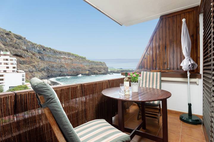 Entire apartment, Frontline apartment with sea view and free Wifi in San Marcos, North Tenerife
