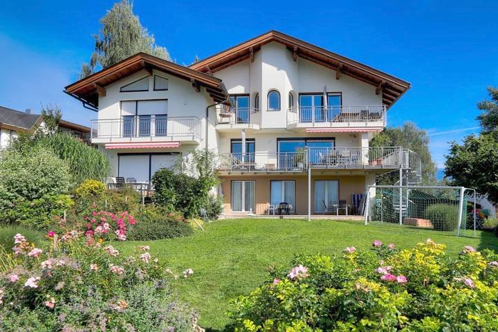 Ferienwohnung für 2 Personen, mit Terrasse und Garten sowie Seeblick und Ausblick
