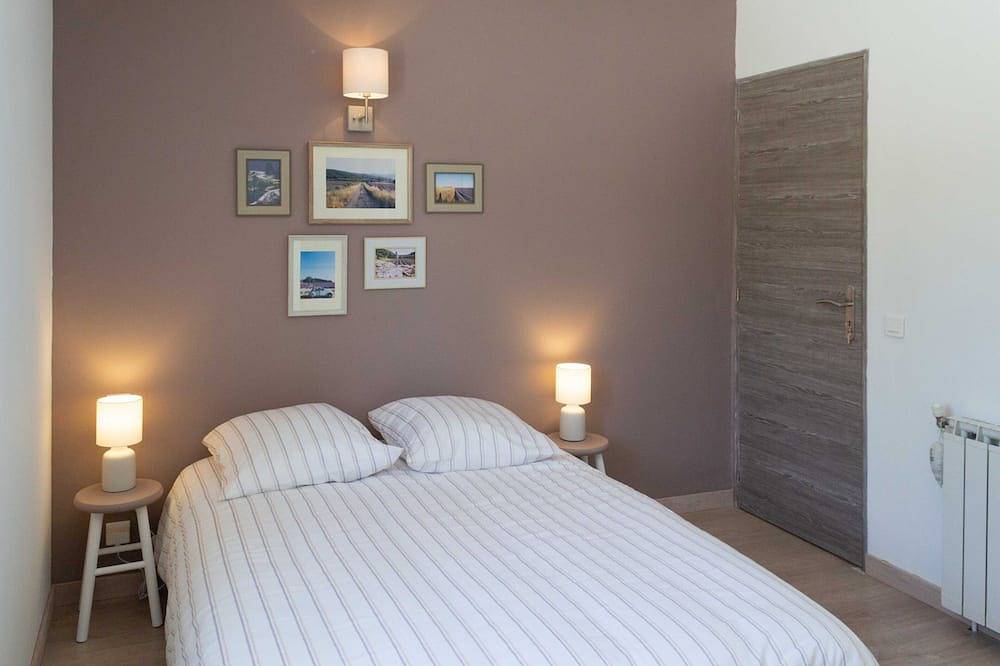 Villa with swimming pool, panoramic view of the luberon and wooded garden in Joucas, Regionaler Naturpark Luberon