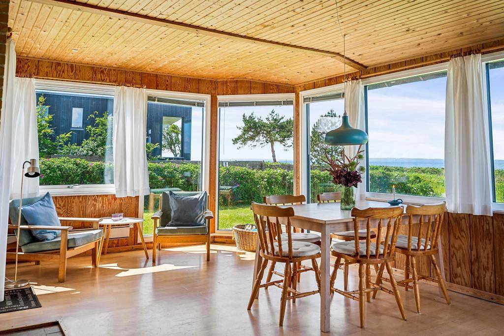 Älteres, gemütliches Ferienhaus mit Panoramablick auf die Aarhus-Bucht, nahe dem Sandstrand in Skødshoved, Knebel