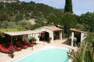 Gîte pour 4 personnes, avec jardin à Cheval-Blanc