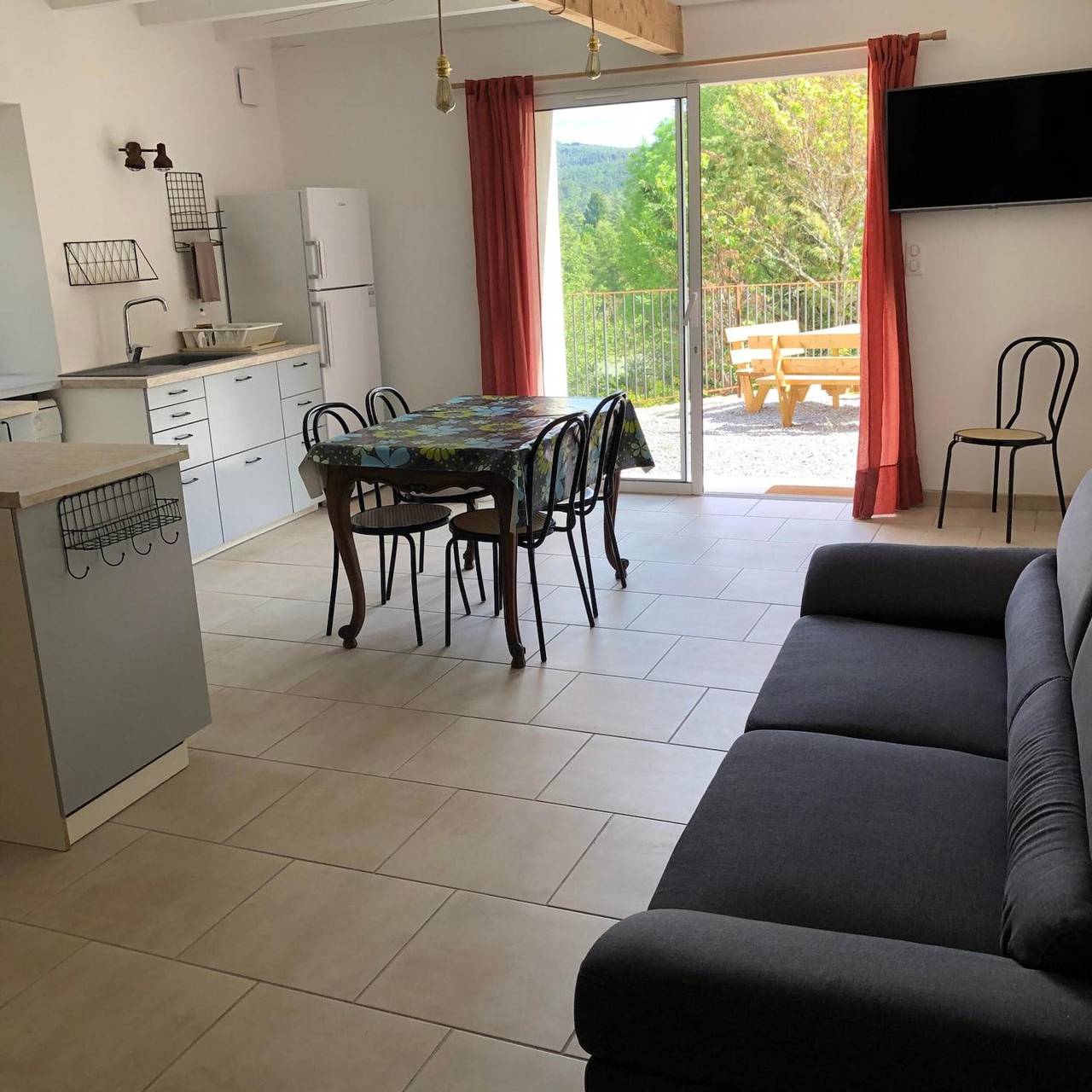 Appartement entier, Maison de vacances « Les Lilas Piscine Partagée » avec vue montagne, Wi-Fi et climatisation in Les Vans, Parc national des Cévennes