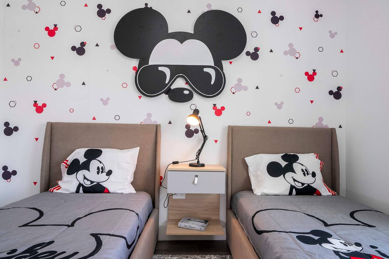 Modern 4Br Retreat, Mickey & Harry Potter Rooms in Four Corners, Osceola County