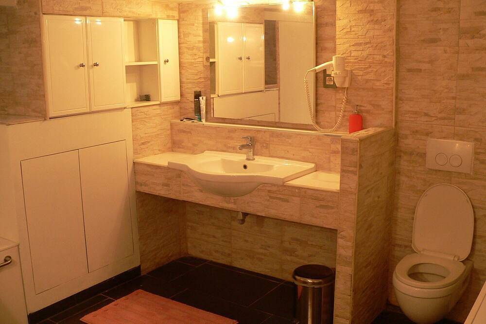 Liège cheerful modern house for 8pers with 30m2 terrace and enclosed courtyard. in Lüttich und Umgebung