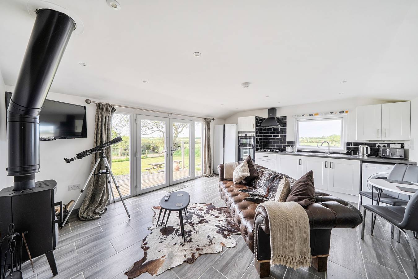 Romantic Hot Tub Lodge , Stunning Views in Pembrokeshire