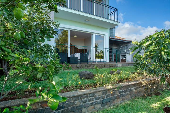 Holiday Home 'Refugio Dourado' with Sea View, Shared Garden & Wi-Fi in Água de Pena, Madeira