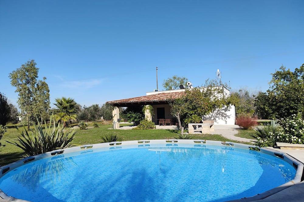 Villa isolata con piscina non condivisa (giugno-settembre) circondata da un acro di ulivi in Cutrofiano, Provincia di Lecce