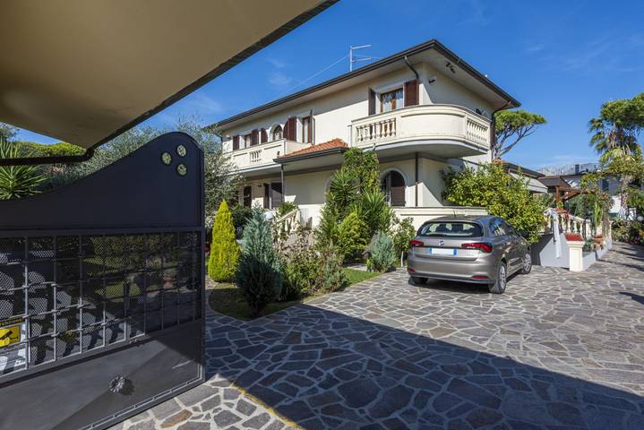 Ferienwohnung für 9 Personen, mit Balkon/Terrasse und Garten in Marina di Massa - 3