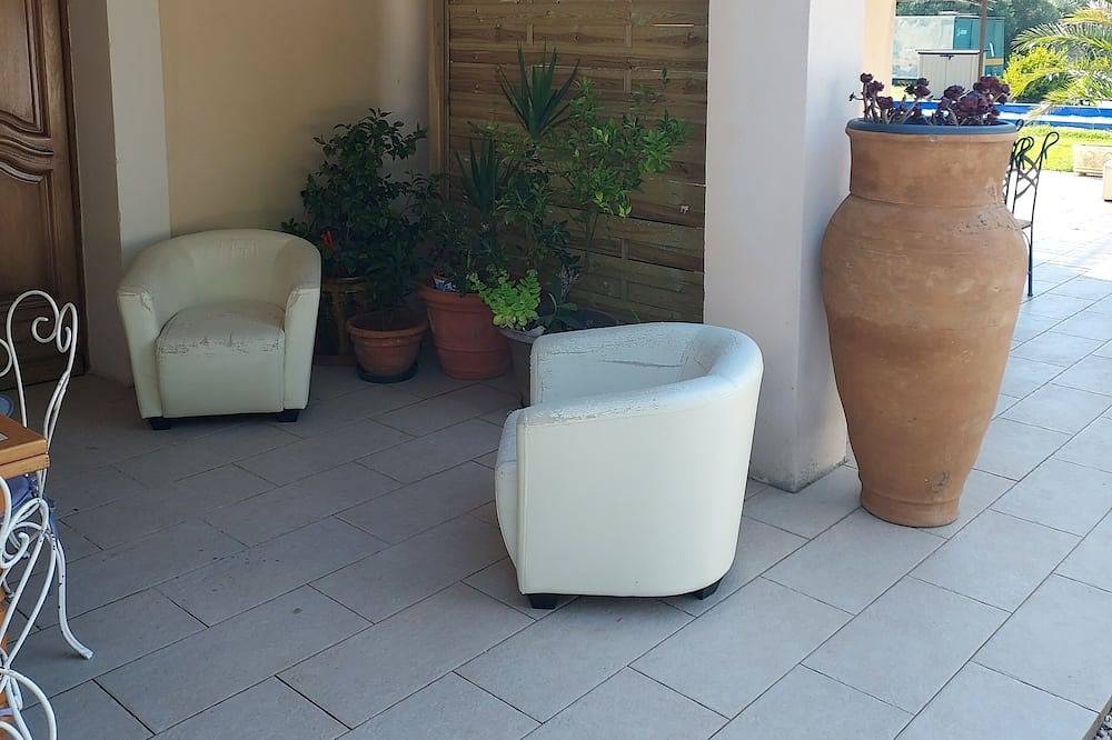 Independent studio with courtyard and parking in Althen-des-Paluds, Vaucluse