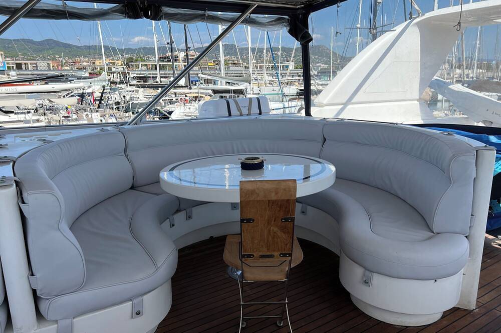 Luxury yacht in marina de Badalona. Price for overnight stay in the whole yacht. in Premià de Mar, Costa del Maresme