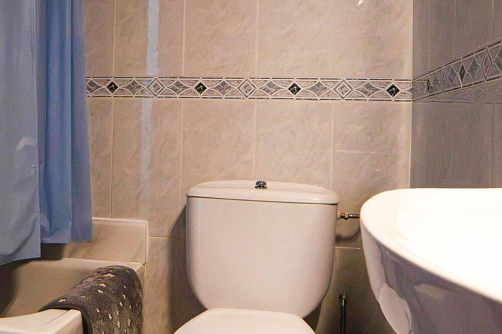Entire apartment, Cozy accommodation in Baza with essential amenities in Baza, Geoparque de Granada