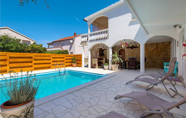 Location de vacances pour 12 personnes, avec terrasse et piscine dans Pag - 4