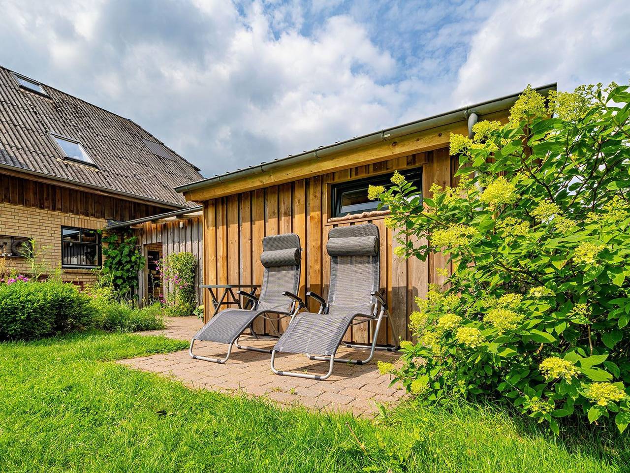 Ganze Ferienwohnung, Karla: stilvolles Apartment mit Terrasse und Garten in Ahrenviölfeld, Eider-Treene-Sorge