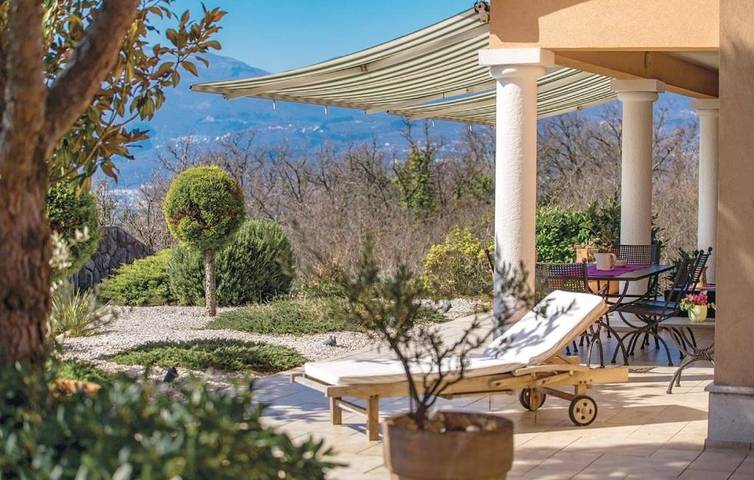 Ferienhaus für 8 Personen, mit Balkon und Terrasse sowie Garten und Ausblick in Rijeka