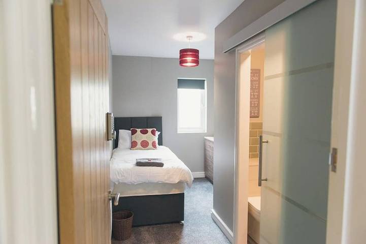 Modern Town Centre House w/ En-Suites & Fast WiFi in Tamworth (Reino Unido), Staffordshire