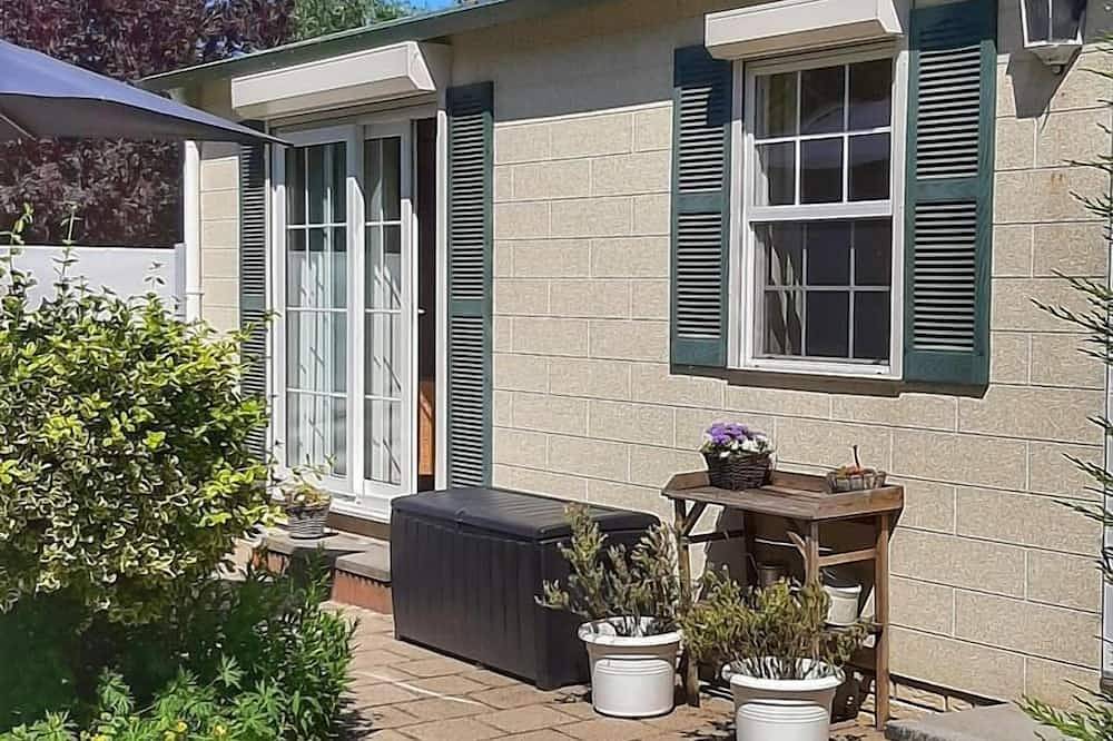 Comfortable 4-person chalet in Groede with garden, complete kitchen and free wifi. Quiet location within walking distance of beach and nature. in Groede, Zeeuwse Kust
