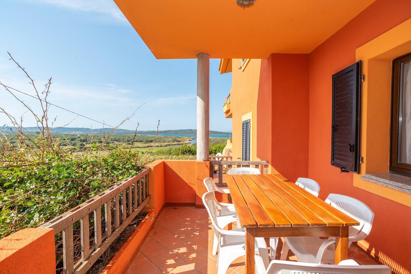 Appartamento intero, Appartamento "Conchiglia Rosa" con giardino condiviso, vista mare e Wi-Fi in Barrabisa, Palau (Sardegna)