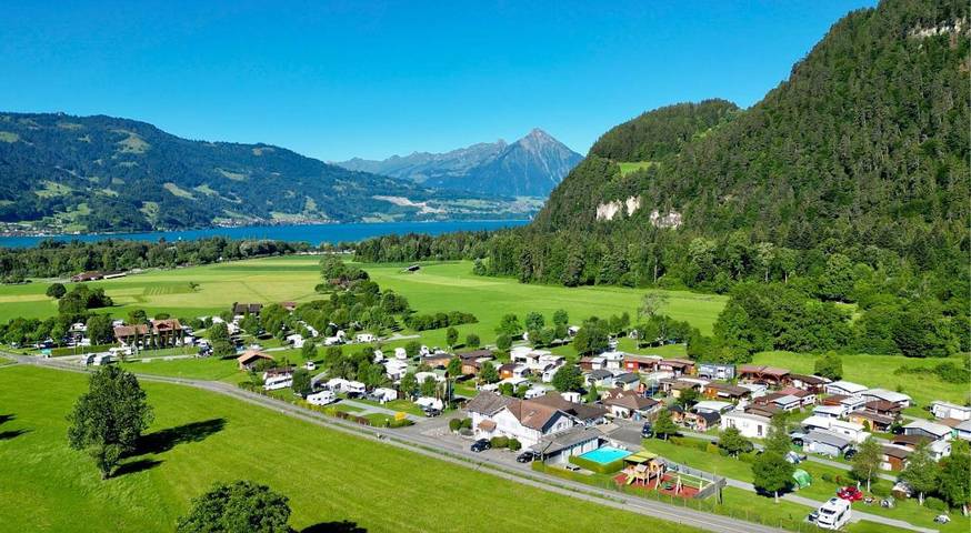 Bungalow für 4 Personen, mit Whirlpool und Terrasse sowie Garten und Pool im Berner Oberland