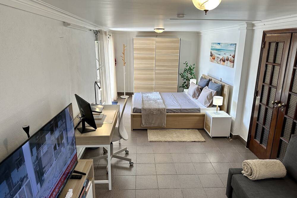 Cascais Quaint Cottage- Fully Equipped and Furnished Large Studio. Sleeps 2 or 4 in Alcabideche, Costa de Lisboa