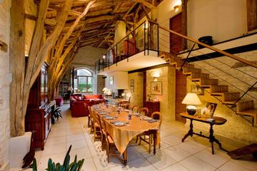 Gîte pour 14 personnes, avec jacuzzi et terrasse ainsi que piscine et jardin à Lalbenque