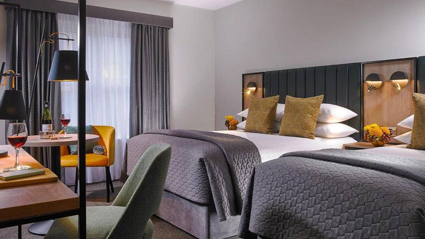 Hotel for 2 people, with Terrace in Shannon