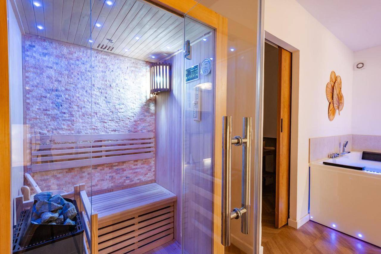 Appartement entier, Suite Bali de 45m2 - Idéal couple - Chambre séparée - Jacuzzi baignoire balnéo - Sauna - Clim réversible - Netflix - Piscine accès partagé avec la petite copro - Bouteille de champagne offerte dès 2 nuits in Suze-la-Rousse, Région de nyons