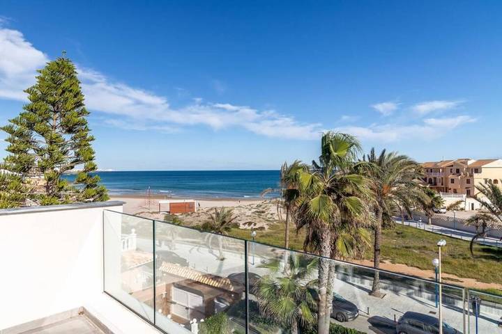 Villa voor 8 personen, with Balkon and Terras as well as Tuin and Zwembad in La Zenia