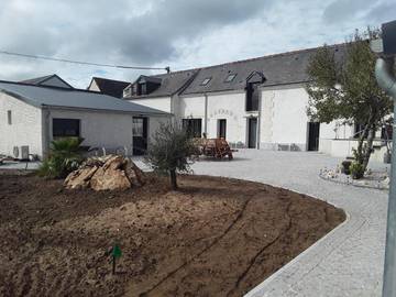 Gîte pour 2 personnes, avec vue ainsi que piscine et terrasse à La Riche