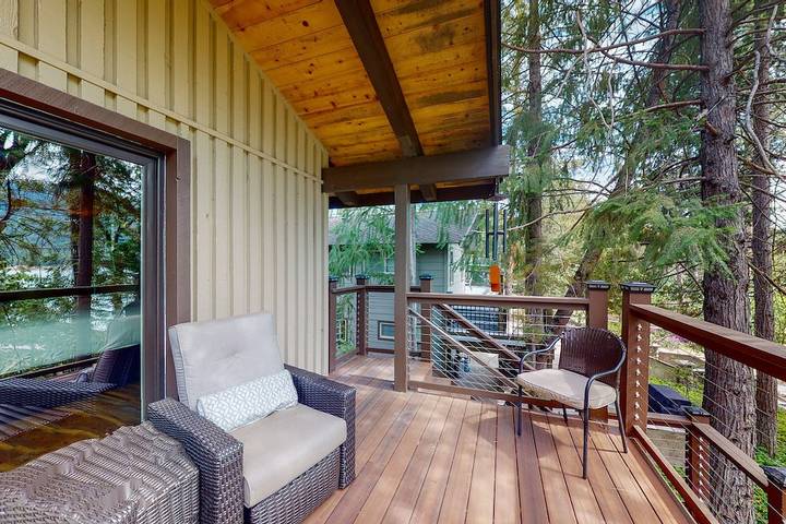 Vacation rental for 13 people, with hot tub and terrace in Bass Lake