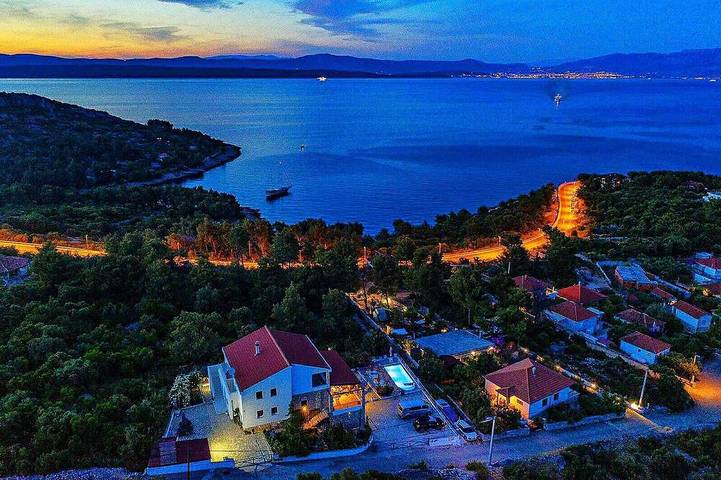 Villa pour 16 personnes, avec terrasse dans Šolta