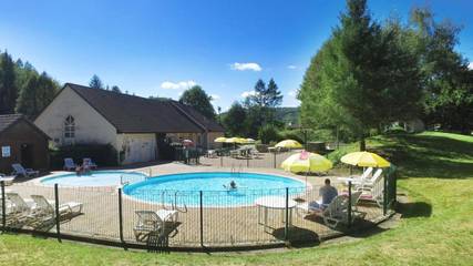Parc de vacances pour 6 personnes, avec jardin et piscine, animaux acceptés à Champs-sur-Tarentaine-Marchal