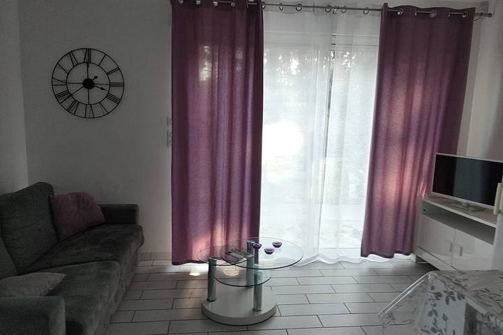 Charmante Maison Au Pied Du Lubéron  Studio 4 Personnes Piscine, Jacuzzi in Velleron, Vaucluse