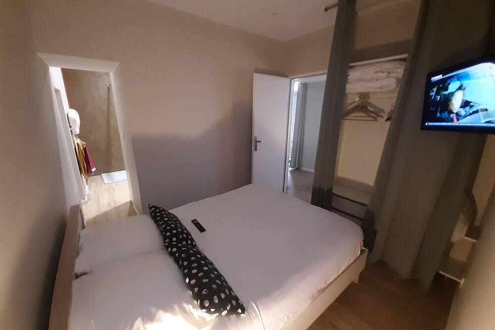 Apartamento entero, Appart 100 - T2 Acogedor con Tv in Bourg-Saint-Andéol, Privas