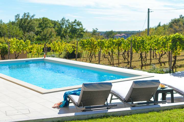 Ferienhaus für 6 Personen, mit Pool und Garten sowie Terrasse, mit Haustier in Barban