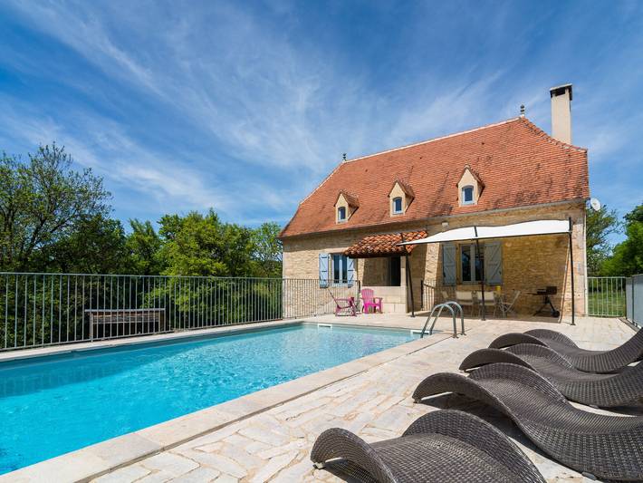 Gîte pour 6 personnes, avec terrasse et piscine, adapté aux familles à Thémines