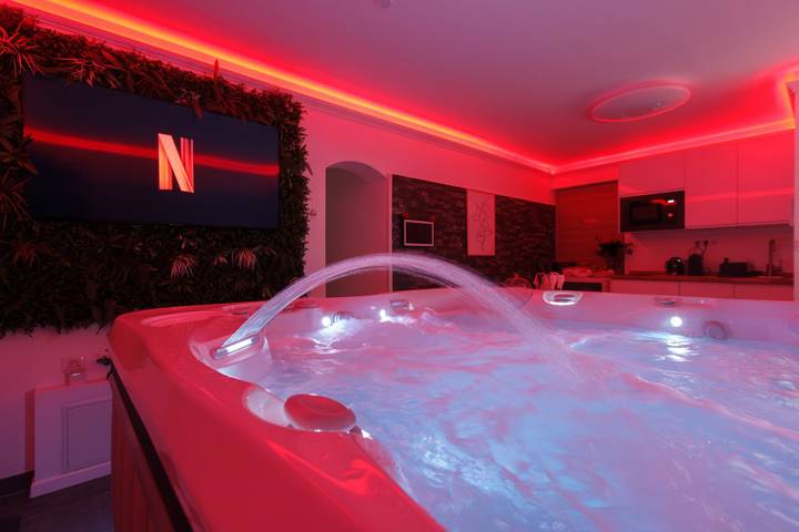 Gîte pour 2 personnes, avec piscine ainsi que terrasse et jacuzzi, animaux acceptés dans le Var