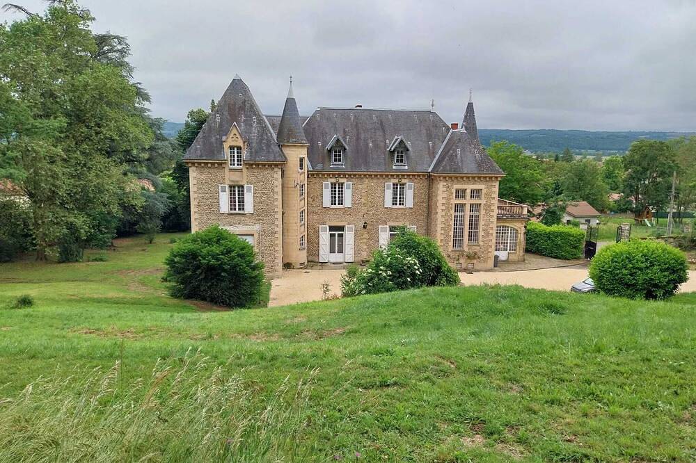 Château Fédora au cœur de la campagne paisible. in Marcilloles, Isère