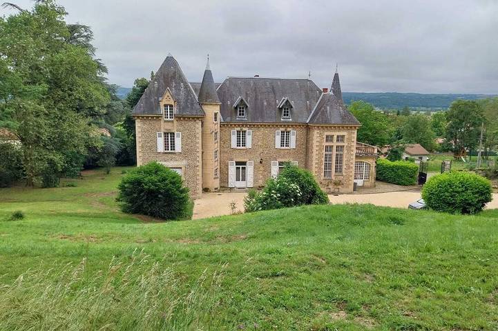 Château pour 15 personnes, avec jardin dans l' Isère