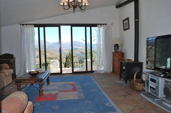 Großes andalusisches Bauernhaus, herrliche Aussicht, Pool und Gärten, in der Nähe des Naturparks in Colmenar, Cordillera Penibética