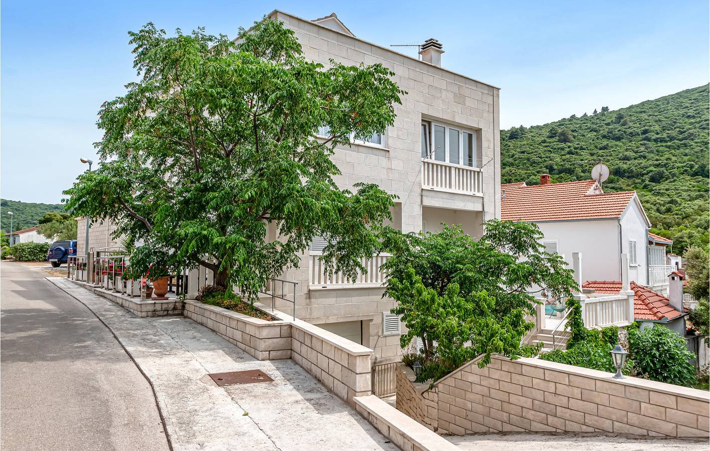 Gemütliche 2-Zimmer-Wohnung mit Pool und Terrasse, 1,5 km vom Strand Medvinjak entfernt in Zrnovska Banja, Korcula