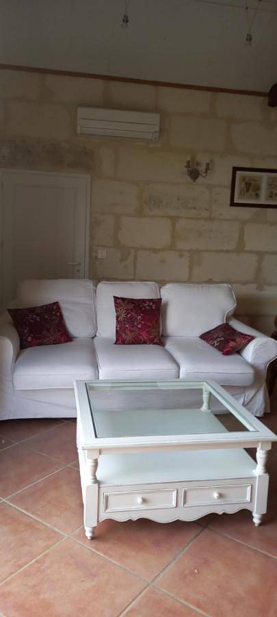 Location de vacances pour 4 personnes, avec piscine ainsi que vue et jardin à Saint-Romain-la-Virvée - 2