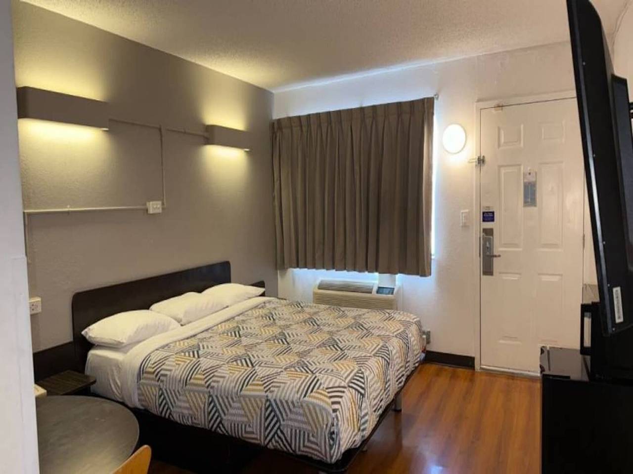 1 Cama King | Mobility Access Ri Shwr Smk in Joliet, Condado de Will