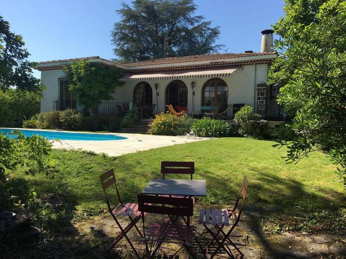 Location de vacances pour 10 personnes, avec vue ainsi que piscine et jardin à Billère - 4