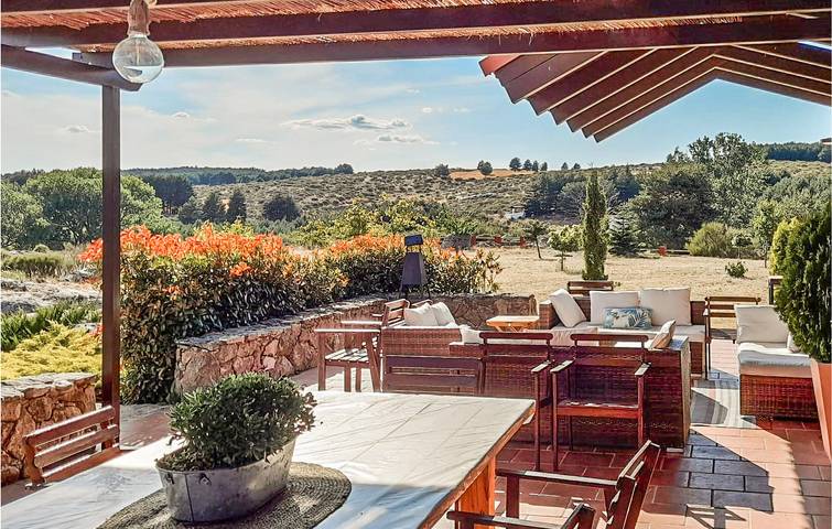 Acogedor refugio con piscina, chimenea y vistas panorámicas in Navarredonda de Gredos, Provincia de Ávila