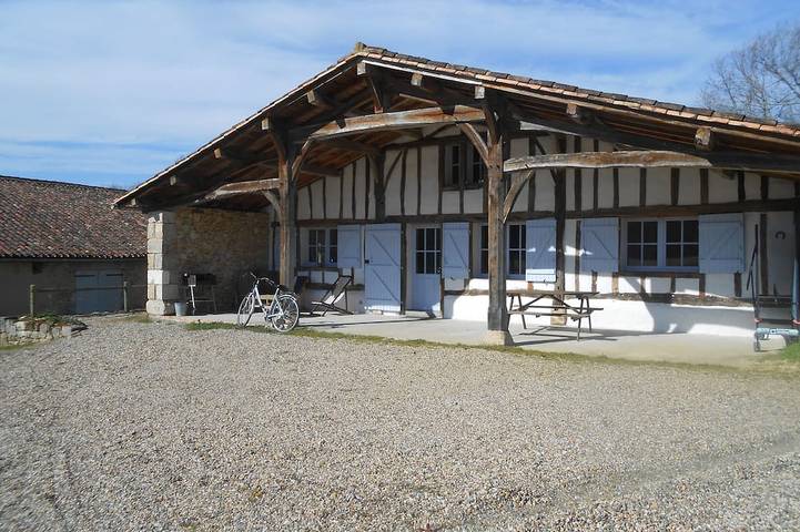 Location de vacances pour 8 personnes, avec jardin ainsi que jacuzzi et terrasse à Cudos