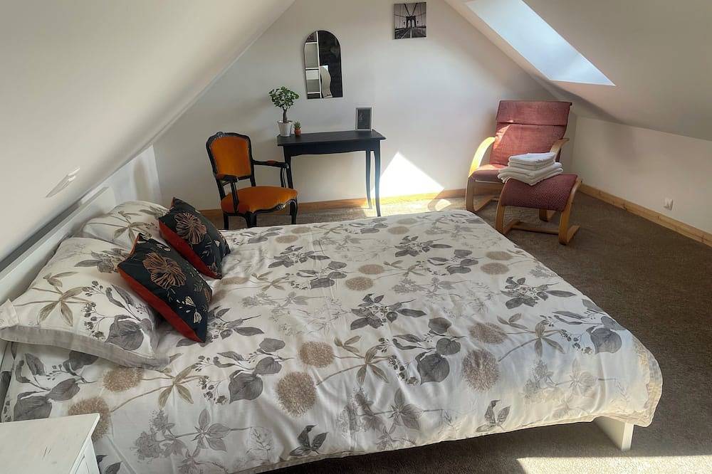 Large house over 3 floors in quiet village setting close to canal & country walk in Saint-Thois, Châteaulin und Umgebung