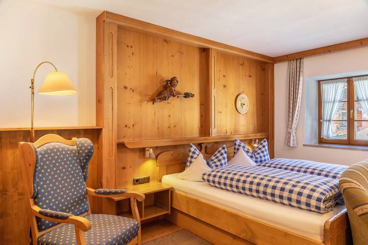 Entire studio, Apartment 'Museumsblick' with Mountain View and Wi-Fi in Mittenwald, Bavarian Alps