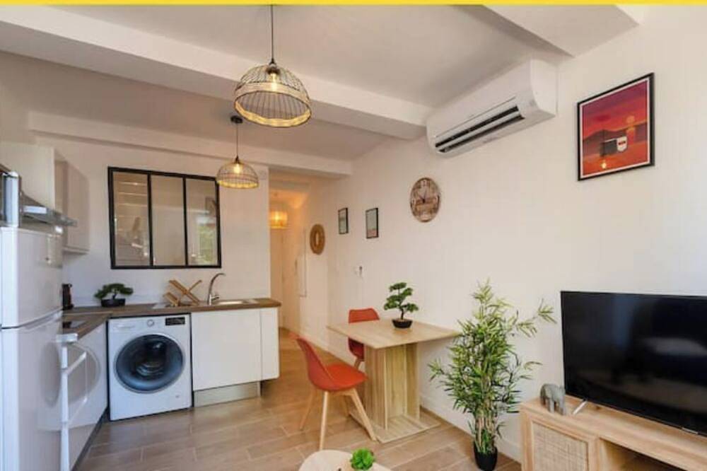 Entire apartment, Le Morgan - Magnificent city center apartment with parking space in Salon-de-Provence, Aix-en-Provence region