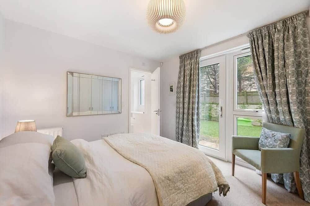 Entire apartment, Modern 3Br Flat quick links to Ldn and Heathrow in Spelthorne, Surrey