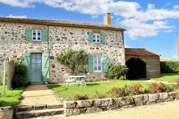 Gîte pour 4 personnes, avec piscine et vue sur le lac à Moutiers-sous-Chantemerle